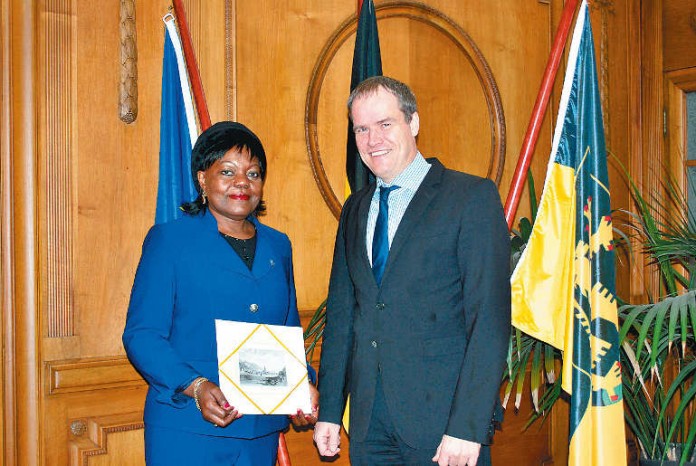 I. E. Clémentine Shakembo Kamanga besucht OB Dr. Eckart Würzner im Heidelberger Rathaus.